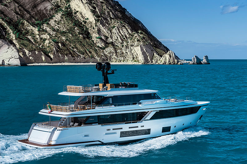 https://www.yachting.su/upload/iblock/097/08%20Custom-Line-Navetta-30-@-Dubai-International-Boat-Show-2022.jpg