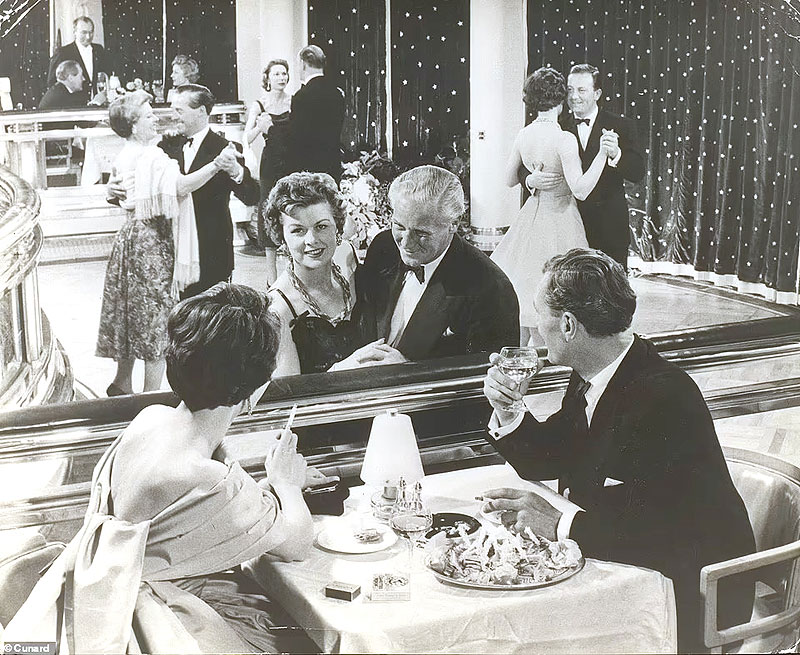 https://www.yachting.su/upload/iblock/0f2/68261917-11812711-Couples_dancing_and_dining_in_the_Verandah_Grill_on_board_Cunard-a-181_1677777349695.jpg