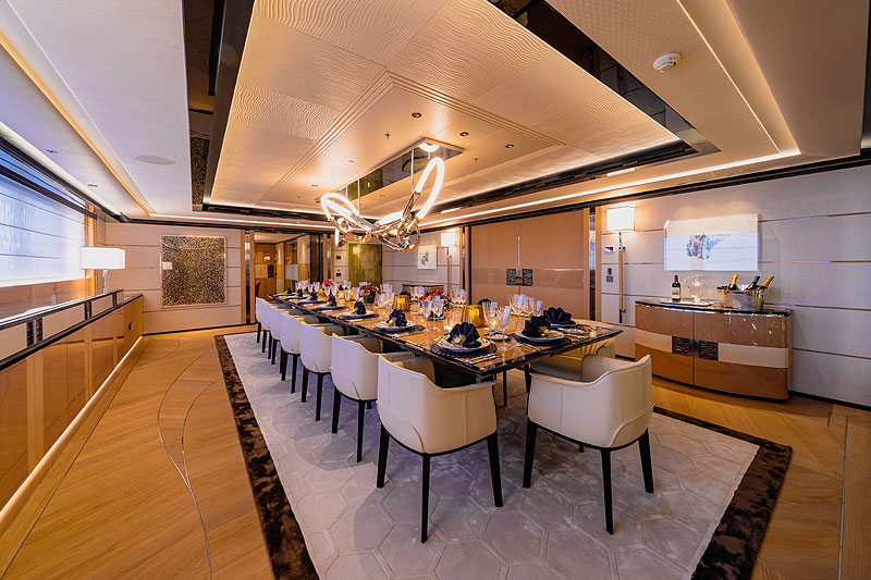 https://www.yachting.su/upload/iblock/2e3/Main-Dining-Room.jpg