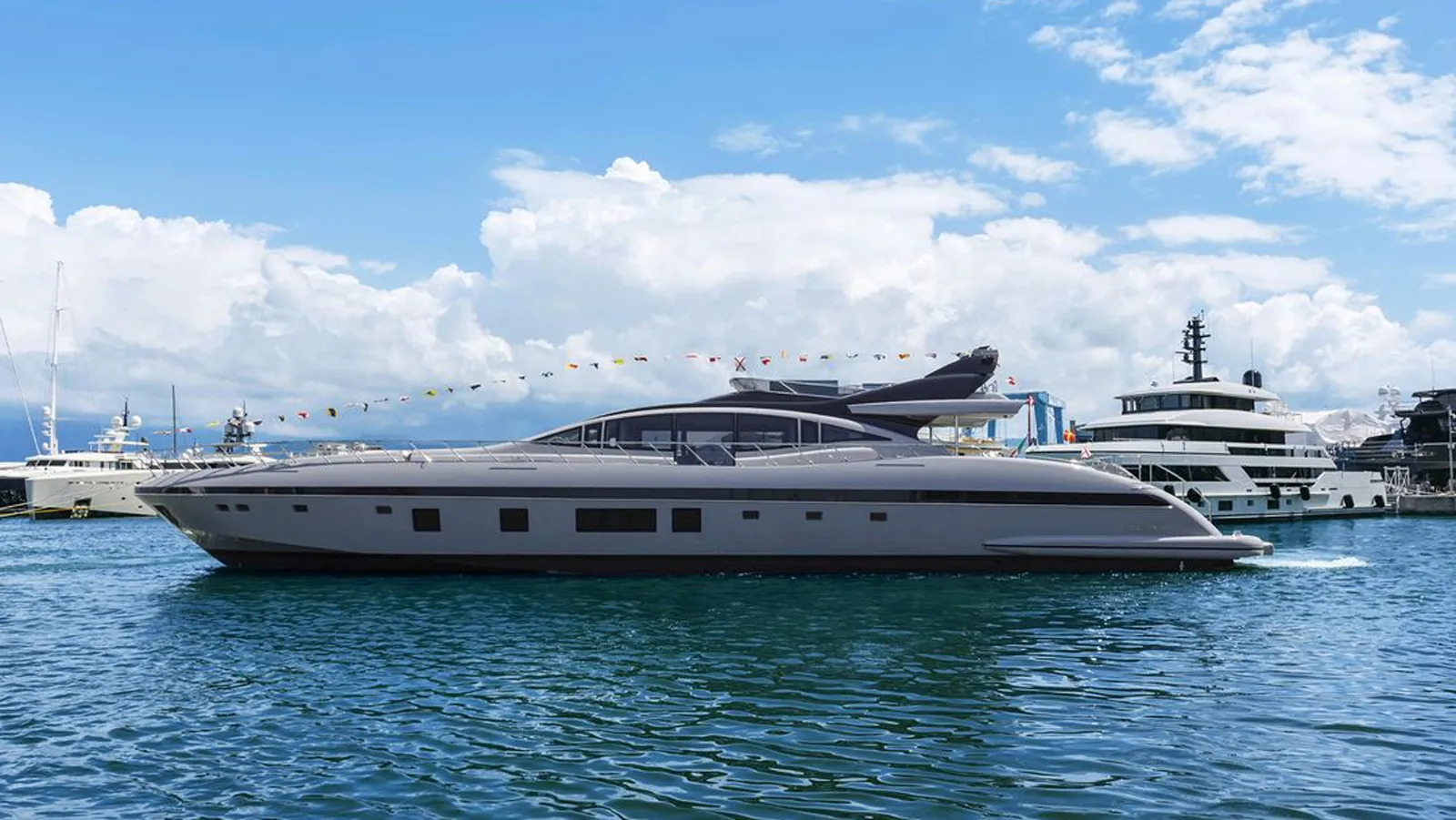 Яхта Mangusta 105