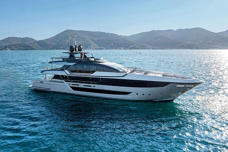 https://www.yachting.su/upload/iblock/79b/04-1%202mRiva-130e-Bellissima-a2.jpg