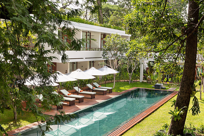 https://www.yachting.su/upload/iblock/7f8/FCC_Angkor_by_Avani_Hotels_and_Resorts_Pool_view_Pool_with_Sun_Loungers.jpg