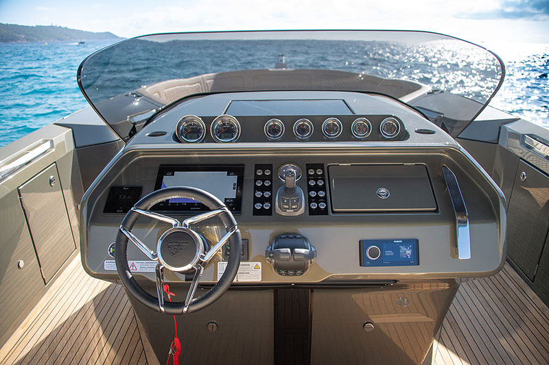 https://www.yachting.su/upload/iblock/820/1212-Ghost-Air-cockpit-3.jpg