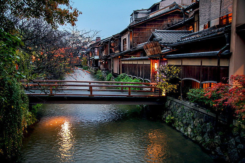 https://www.yachting.su/upload/iblock/956/photo-of-bridge-over-river-kyoto-architecture-autumnal-leaves-leaves-autumnal-wallpaper-2.jpg