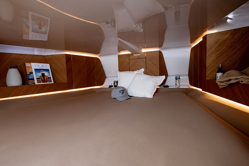 https://www.yachting.su/upload/iblock/d20/1212-Ghost-Air-interior.jpg