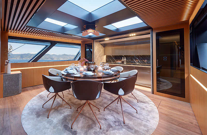 https://www.yachting.su/upload/iblock/e3e/VAN_DER_VALK_Blue_Jeans_34M_Dining_area_01.jpg